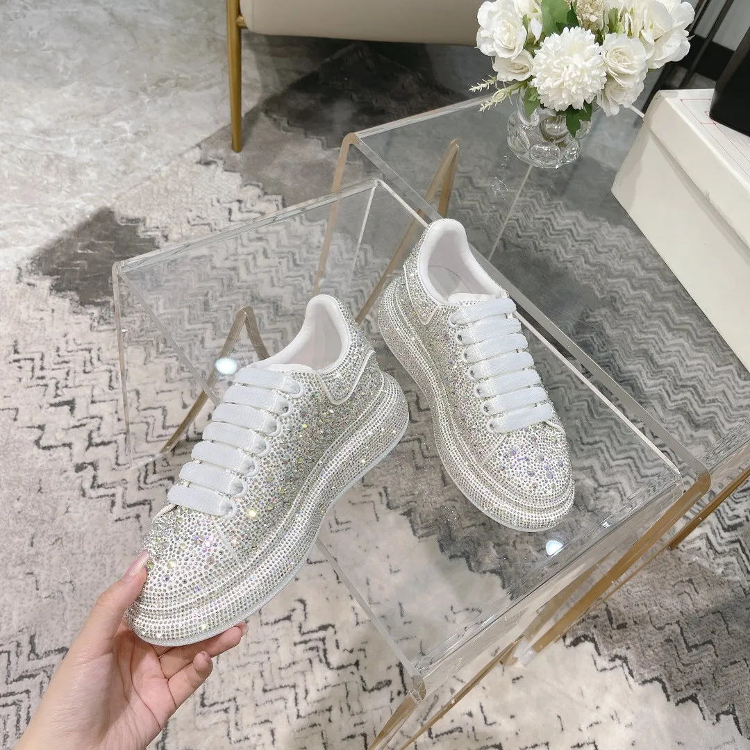 👟👟Ex-factory price 560👟👟 Men's size +10 2025SS McQueen crystal inlaid large and small diamond casual shoes counter original 1:1 production Fabric: imported silk velvet + imported Czech diamonds Lining: sheepskin lining Code number: 35-41 Male 39/44